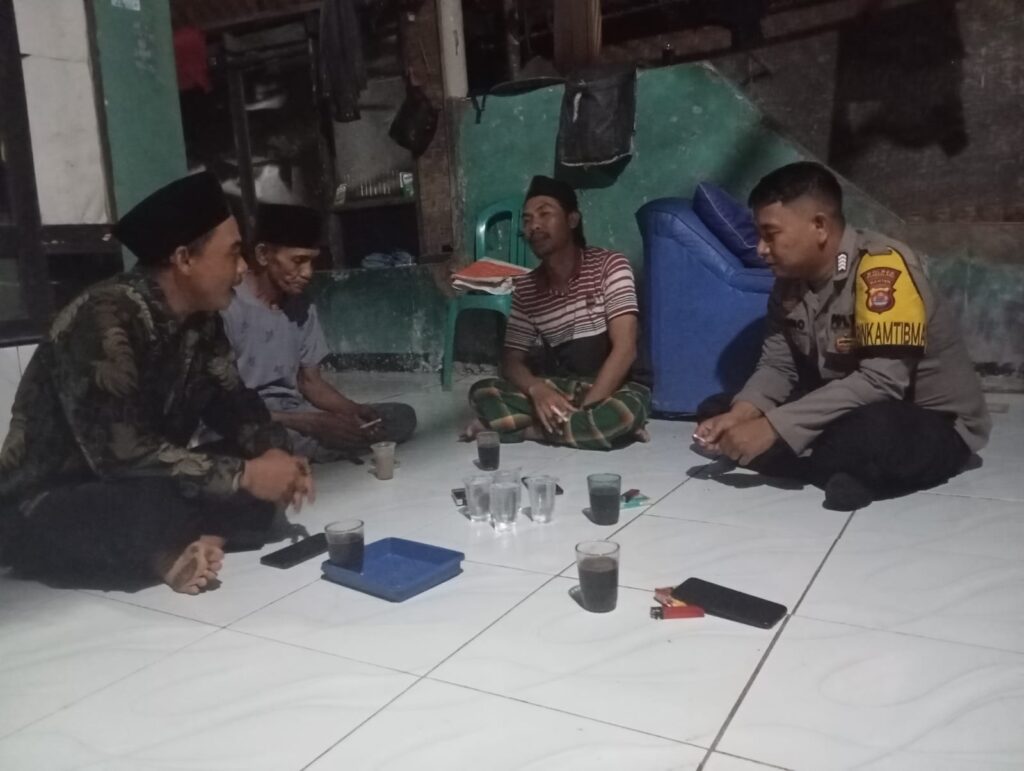 Bhabinkamtibmas Polsek Patia Keliling Sambangi Warga di Malam Hari Sampaikan Pesan Kamtibmas 9 WhatsApp Image 2024 06 22 at 16.24.58