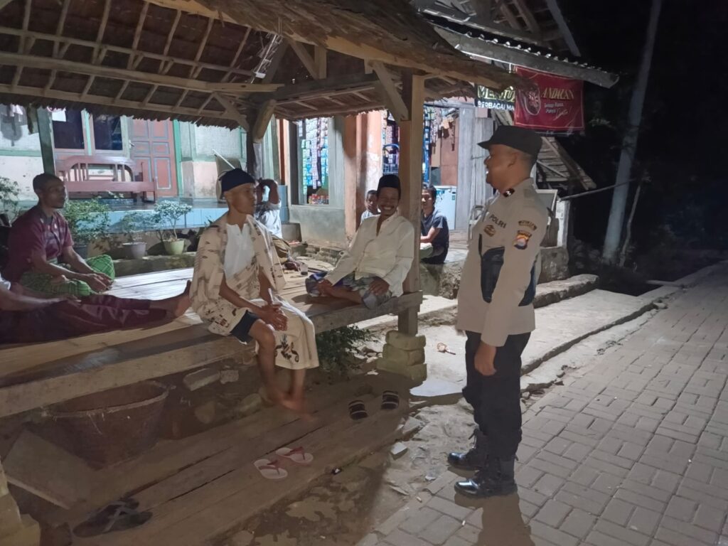 Anggota Polsek Cibaliung giat Patroli Malam, Ciptakan Rasa Aman dan Nyaman Bagi Warga Masyarakat 6 WhatsApp Image 2024 06 24 at 05.27.40