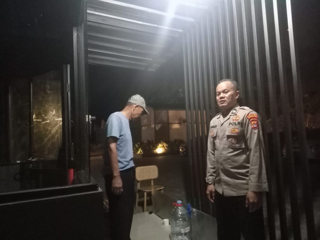 Aiptu Supriadi Polsek Carita Lakukan Patroli Malam dan Beri Himbauan kepada Security Hotel 7 WhatsApp Image 2024 06 24 at 05.53.19