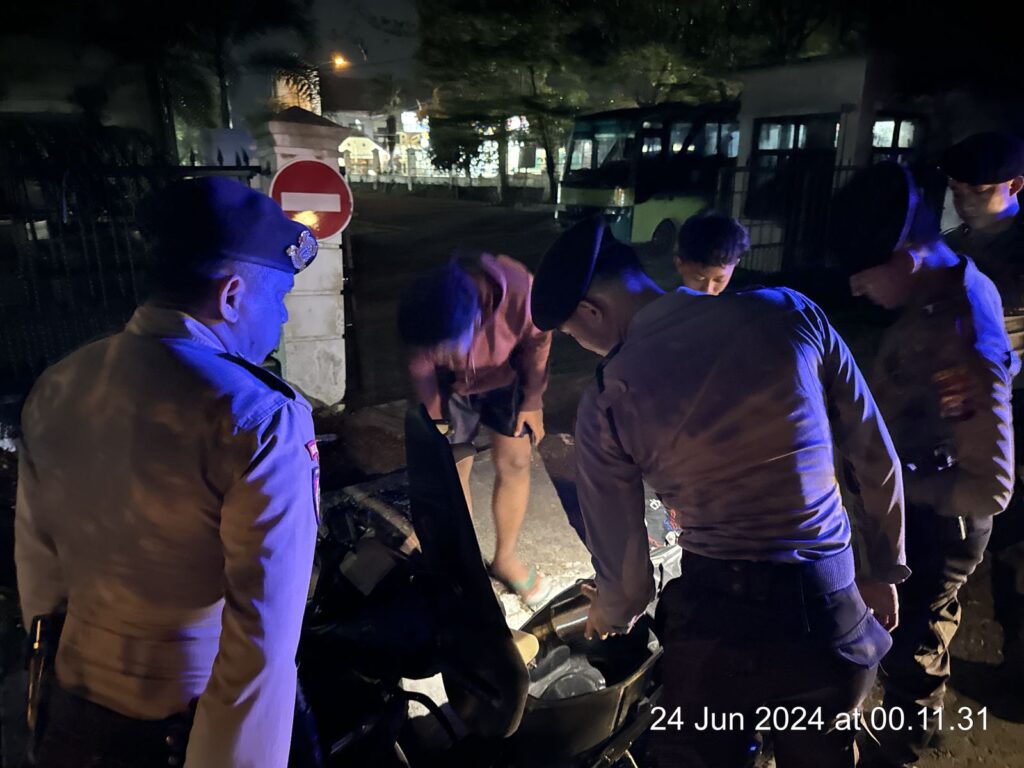 Antisipasi Balapan Liar dan Tindak Kriminal, Sat Samapta Polres Pandeglang Laksanakan Patroli Malam 4 WhatsApp Image 2024 06 25 at 06.06.01
