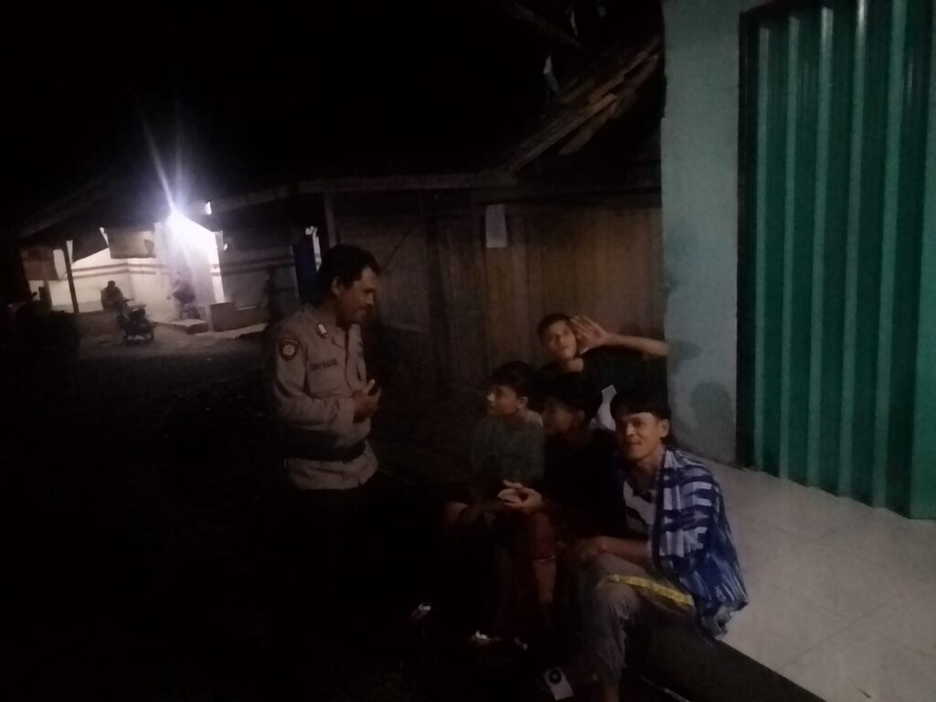 Bhabinkamtibmas Polsek Pulosari Melaksanakan Sambang di Desa Binaan Desa Karyawangi 3 WhatsApp Image 2024 06 27 at 01.21.38