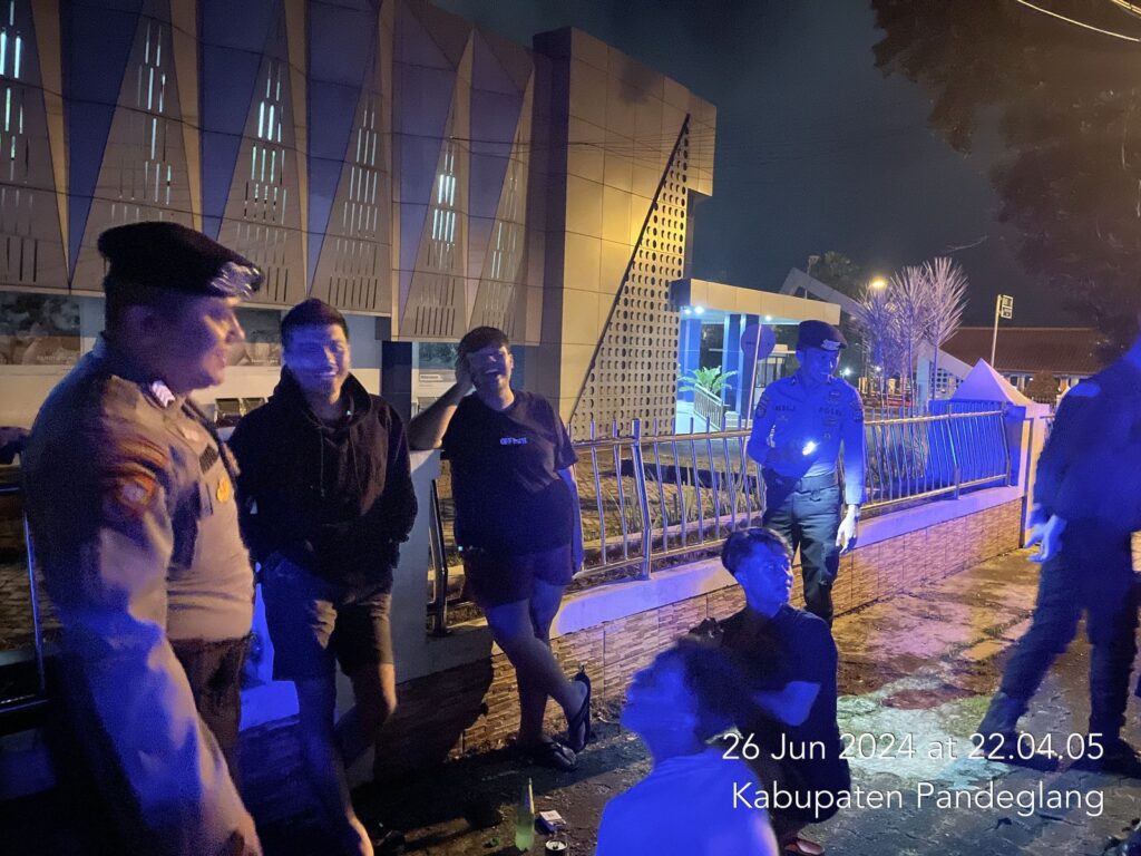 Sat Samapta Polres Pandeglang Gelar Patroli Dialogis untuk Mencegah Tindak Kriminal C3 8 WhatsApp Image 2024 06 27 at 05.14.05