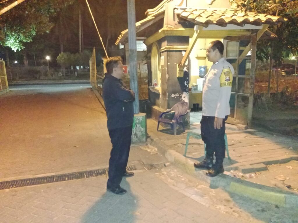 Personil Polsek Carita Melaksanakan Patroli Malam dan Berbincang dengan Petugas Keamanan di Hotel 4 WhatsApp Image 2024 06 27 at 05.16.07