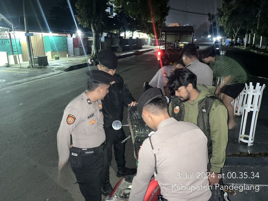 Sat Samapta Polres Pandeglang Himbau Pemuda dan Geledah Bawaan untuk Mencegah Tawuran dan Kriminalitas 9 WhatsApp Image 2024 07 03 at 03.10.23