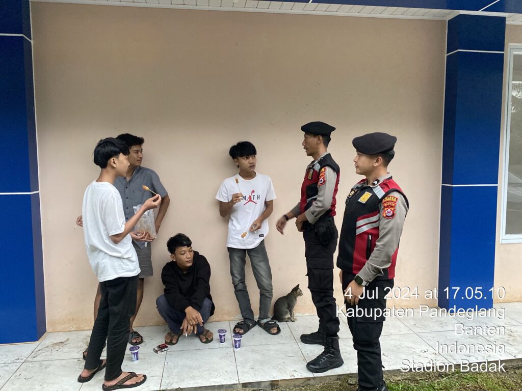 Sat Samapta Polres Pandeglang Sambangi Remaja Nongkrong Saat Patroli Siang 7 WhatsApp Image 2024 07 04 at 18.58.05