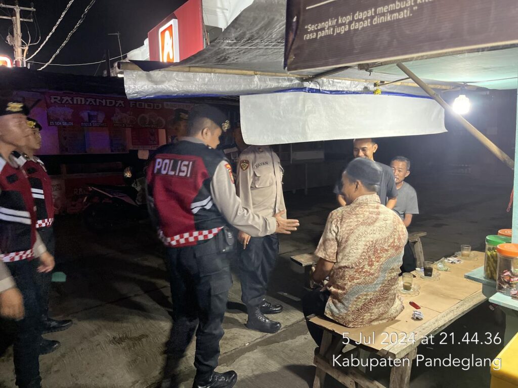 Ciptakan Kondusifitas, Sat Samapta Polres Pandeglang Sambangi Pedagang Kaki Lima di Cipacung 4 WhatsApp Image 2024 07 06 at 06.19.42