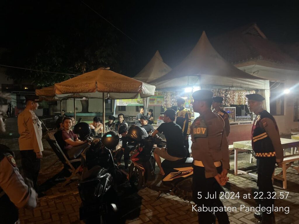 Sat Samapta Polres Pandeglang Ajak Remaja Jauhi Miras dan Narkoba saat Patroli Malam 3 WhatsApp Image 2024 07 06 at 06.19.46