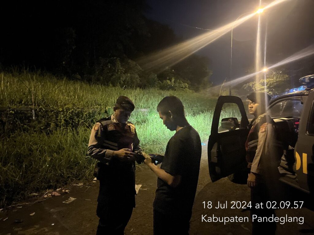 Sat Samapta Polres Pandeglang Berikan Edukasi tentang Aplikasi Dumas Presisi kepada Warga 9 WhatsApp Image 2024 07 18 at 04.36.06