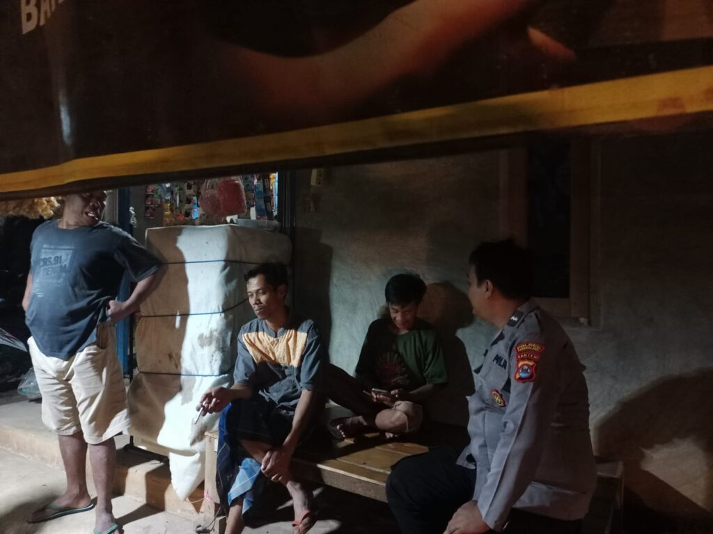 Personil Polsek Bojong Polres Pandeglang Laksanakan Patroli Malam Antisipasi Tindak Pidana 3C 8 WhatsApp Image 2024 07 18 at 08.51.13