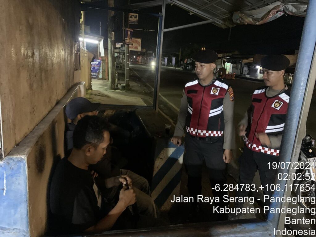 Personil Sat Samapta Polres Pandeglang Sambangi Pemuda yang Sedang Nongkrong di Pinggir Jalan, Berikan Himbauan Agar Tidak Melakukan Aksi Nge-BM 4 WhatsApp Image 2024 07 19 at 07.08.54