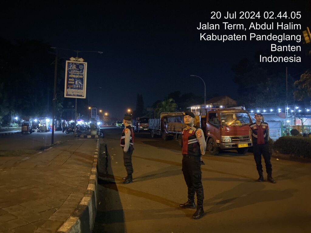 Sat Samapta Polres Pandeglang Gelar Patroli Dialogis Malam Hari di Alun-Alun Pandeglang untuk Antisipasi Pungli dan Premanisme 2 WhatsApp Image 2024 07 20 at 05.49.05