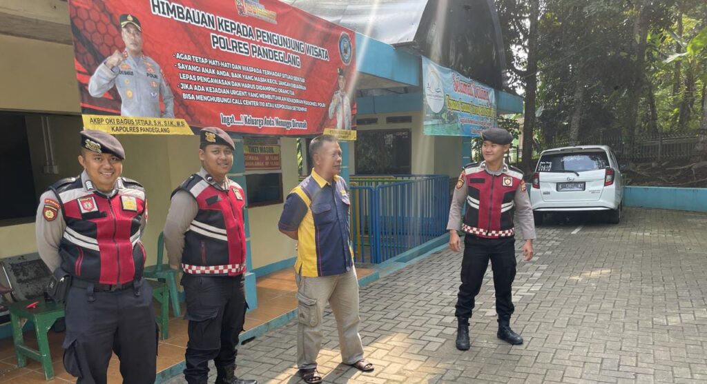 Sat Samapta Polres Pandeglang Gelar Patroli Dialogis di Obyek Wisata Pemandian Cipanas 9 WhatsApp Image 2024 07 20 at 17.21.37