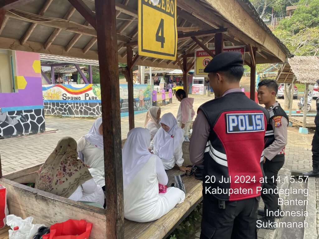 Sat Samapta Polres Pandeglang Ciptakan Keamanan di Tempat Wisata dengan Himbauan Kamtibmas kepada Wisatawan 8 WhatsApp Image 2024 07 20 at 17.23.35