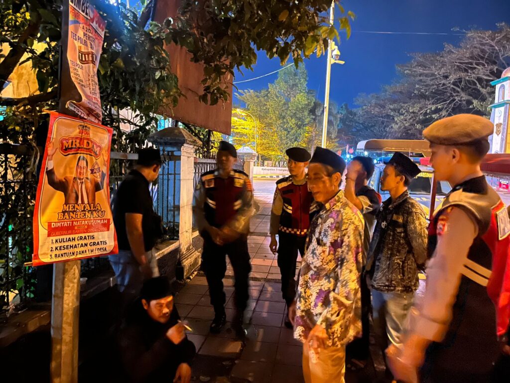 Sat Samapta Polres Pandeglang Gelar Sambang Warga Saat Patroli Malam di Alun-alun Pandeglang 6 WhatsApp Image 2024 07 21 at 02.47.36 1