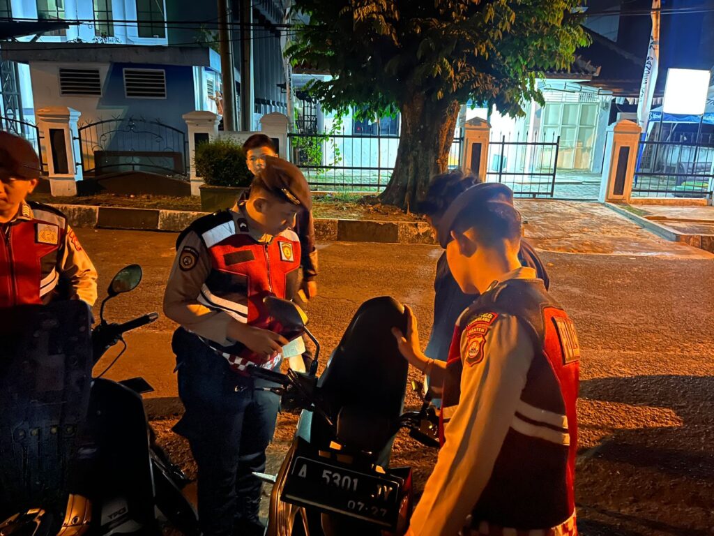 Sat Samapta Polres Pandeglang Gelar Patroli Malam, Cegah Penyakit Masyarakat dengan Cek Bawaan Jok Motor 7 WhatsApp Image 2024 07 21 at 02.47.36