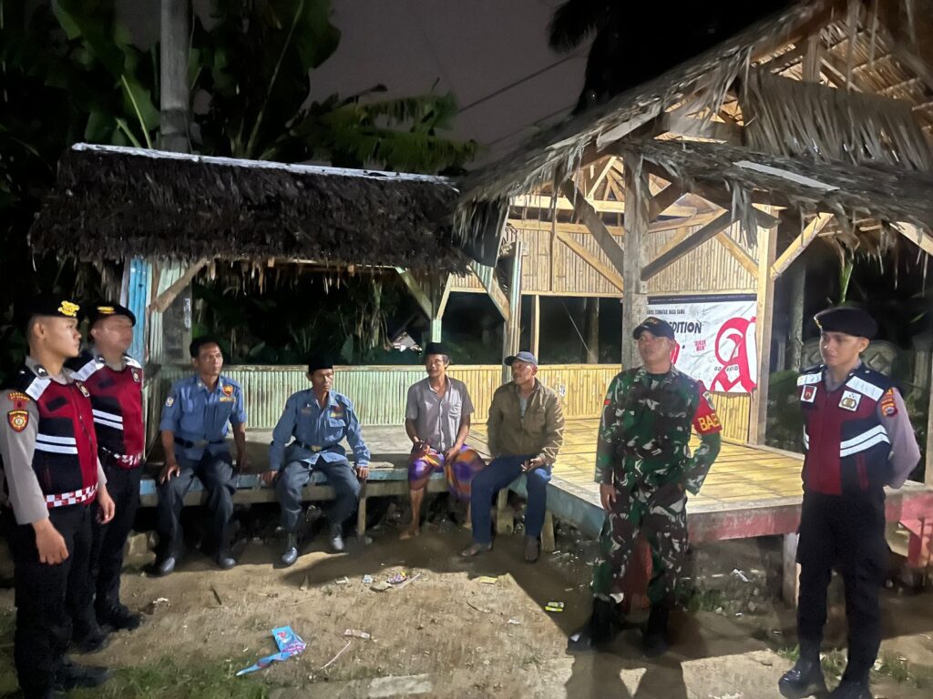 Sat Samapta Polres Pandeglang Lakukan Patroli Dialogis di Desa Bangkonol Antisipasi Tindak Kriminalitas 4 WhatsApp Image 2024 07 21 at 02.47.36 3