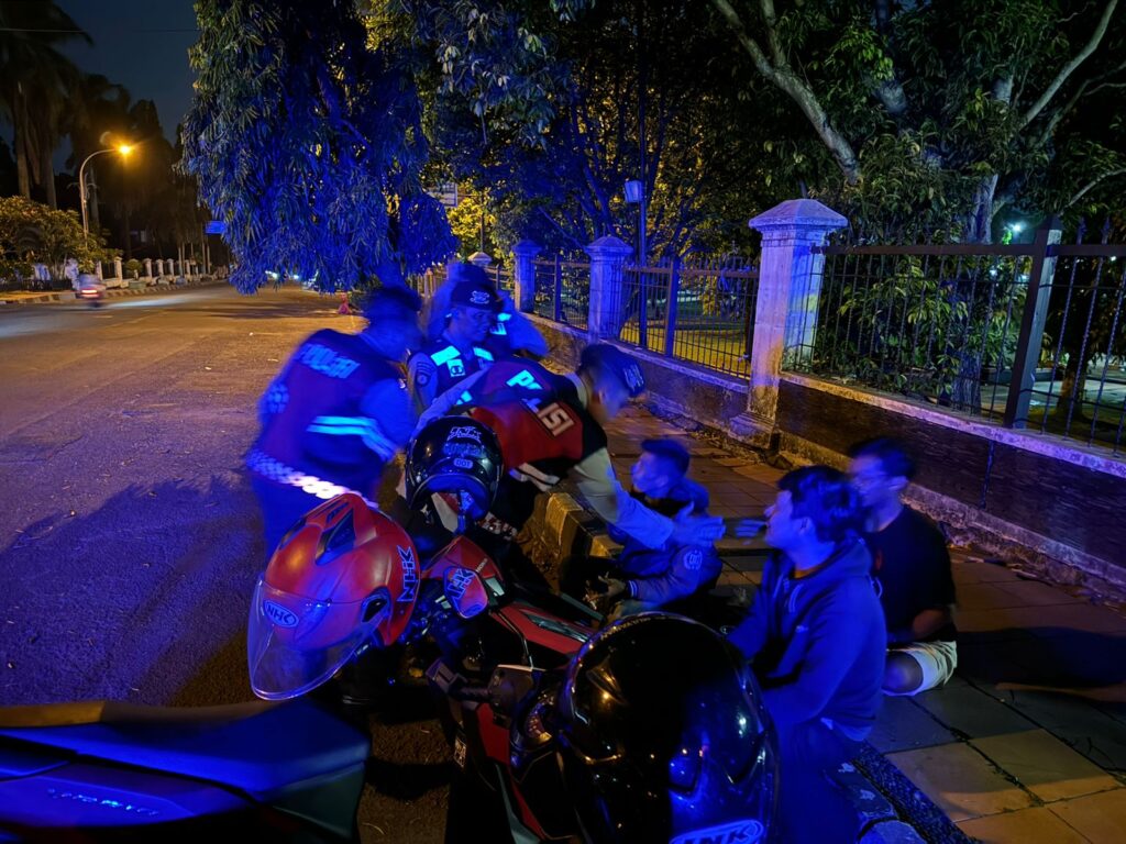 Sat Samapta Polres Pandeglang Gelar Patroli Malam Dialogis di Alun-Alun Pandeglang 3 WhatsApp Image 2024 07 22 at 05.49.43
