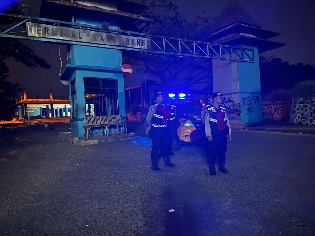 Sat Samapta Polres Pandeglang Antisipasi Tindak Kriminalitas dengan Patroli Malam Dialogis di Terminal Kadubanen 2 WhatsApp Image 2024 07 22 at 05.49.43 2