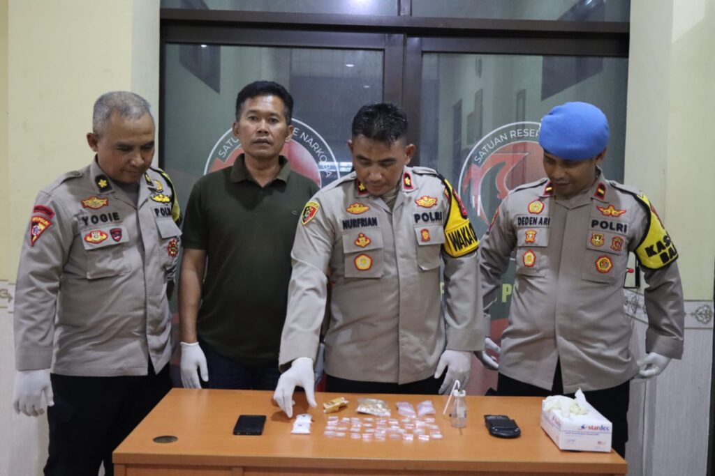 Satresnarkoba Polres Pandeglang Berhasil Ungkap Kasus Sabu di Kabupaten Pandeglang 7 WhatsApp Image 2024 07 23 at 12.55.29