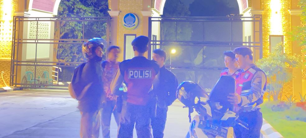 Sat Samapta Polres Pandeglang Laksanakan Patroli di Pondok Pesantren dan Sambangi Pengendara Motor yang Akan Berwisata ke Citorek 1 pm 2