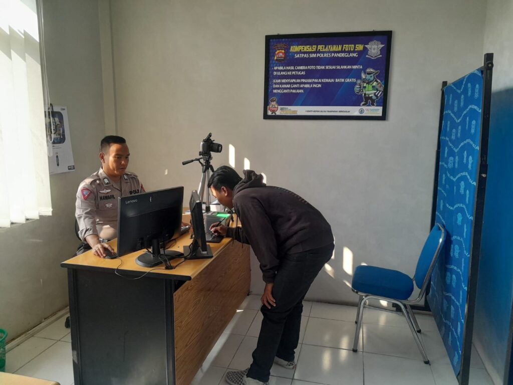 Satlantas Polres Pandeglang Gelar Pelayanan SIM Keliling di Persimpangan Mengger 8 WhatsApp Image 2024 09 09 at 09.19.15