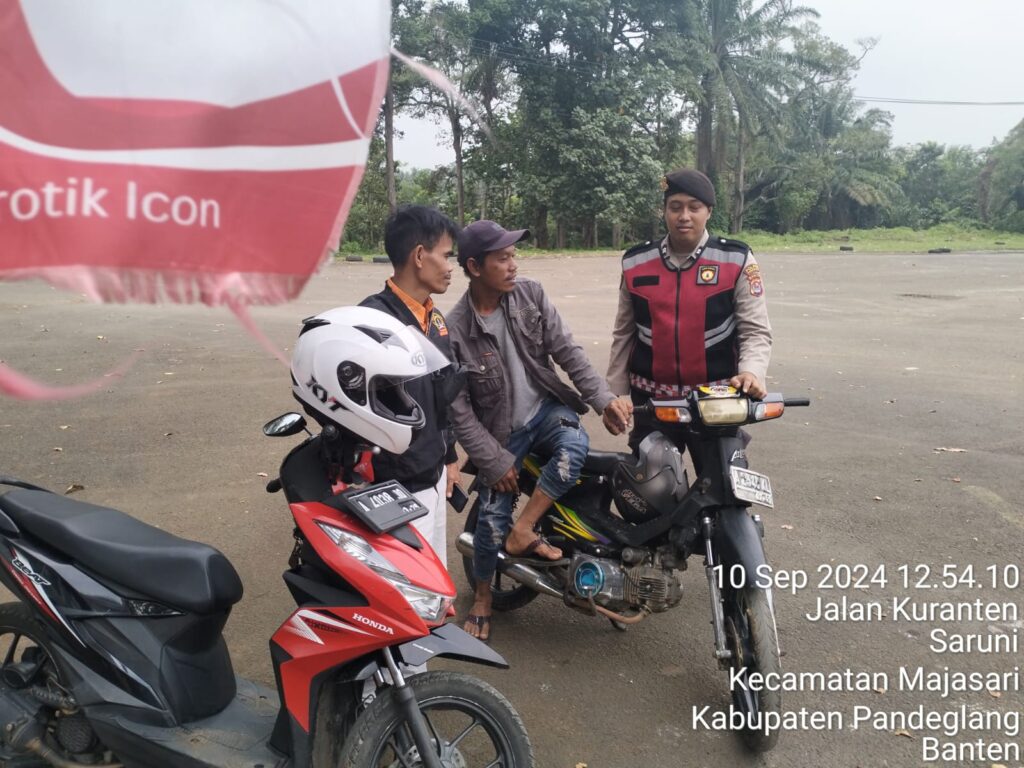 Sat Samapta Polres Pandeglang Sambangi Warga di Stadion Badak, Himbau Menjauhi Judi dan Miras 2 WhatsApp Image 2024 09 10 at 16.43.24
