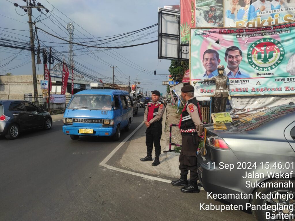 Sat Samapta Polres Pandeglang Monitoring dan Mengatur Arus Lalu Lintas di Persimpangan Cipacung 4 WhatsApp Image 2024 09 11 at 16.54.33