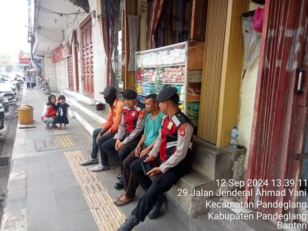 Sat Samapta Polres Pandeglang Melaksanakan Patroli Dialogis Jalan Kaki di Pasar Badak, Berikan Himbauan Kamtibmas di Toko-toko 9 WhatsApp Image 2024 09 12 at 18.00.40