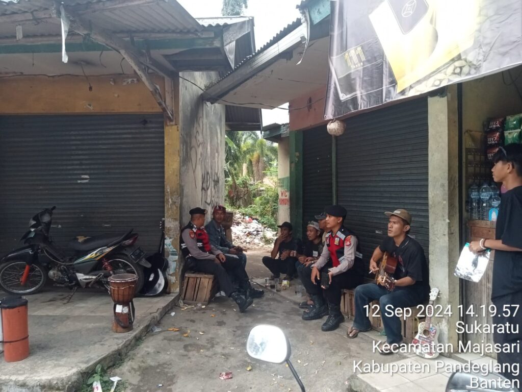 Sat Samapta Polres Pandeglang Sambangi Pengamen Jalanan Saat Patroli, Berikan Himbauan Kamtibmas agar Tidak Mengganggu Kenyamanan Penumpang Angkutan Umum 3 WhatsApp Image 2024 09 12 at 18.00.42