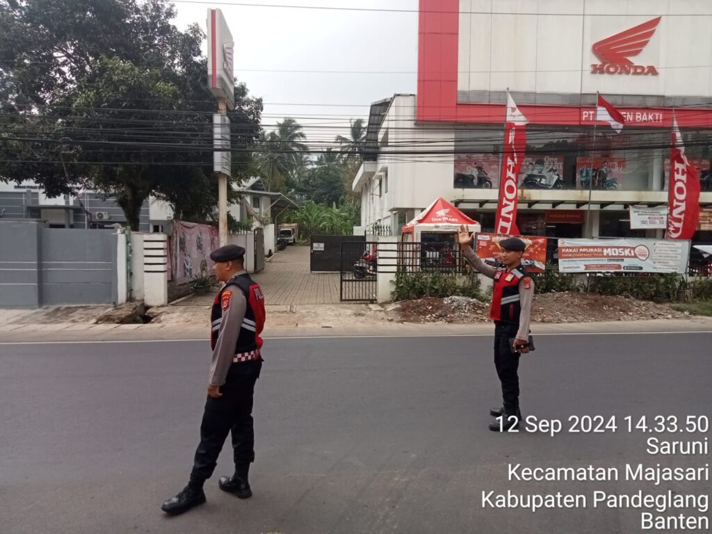 Sat Samapta Polres Pandeglang Gelar Strong Point Sore Hari di Pertigaan Cipacung 4 WhatsApp Image 2024 09 12 at 18.00.43