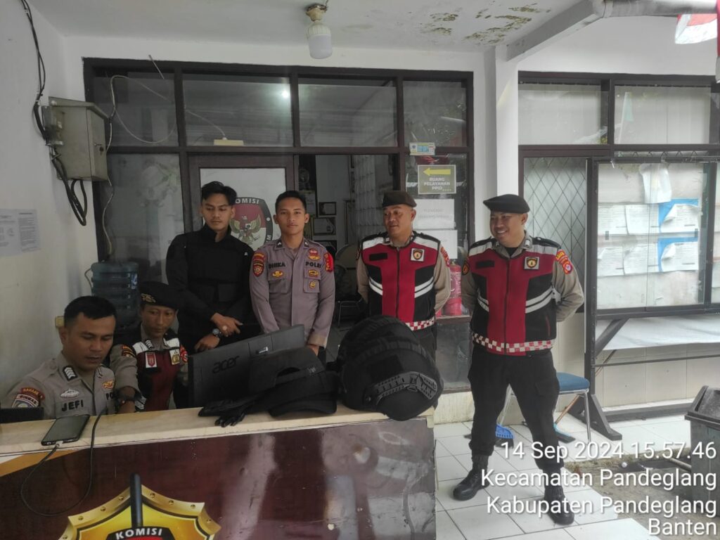 Sat Samapta Polres Pandeglang Berikan Pengamanan Maksimal di Kantor KPU Selama Tahapan Pilkada 2024 6 WhatsApp Image 2024 09 14 at 19.12.13