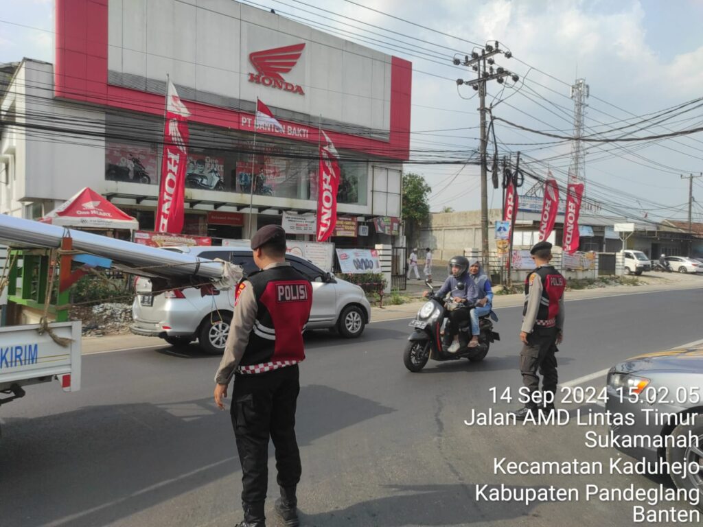 Sat Samapta Polres Pandeglang Gelar Strong Point di Persimpangan Cipacung Akhir Pekan Ini 4 WhatsApp Image 2024 09 14 at 19.12.14