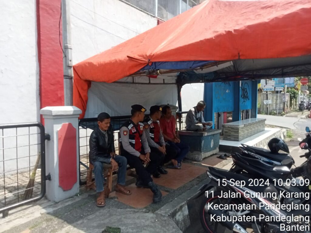 Sat Samapta Polres Pandeglang Sambangi Pangkalan Ojek di Cihaseum, Ajak Ngobrol Kamtibmas 1 WhatsApp Image 2024 09 15 at 17.35.11