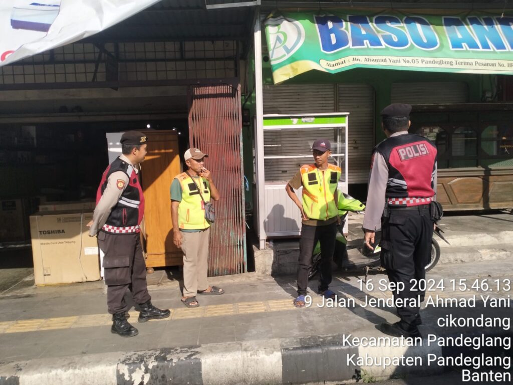 Sat Samapta Polres Pandeglang Sambangi Juru Parkir di Kawasan Pasar Badak, Berikan Himbauan Kamtibmas 4 WhatsApp Image 2024 09 16 at 17.43.47