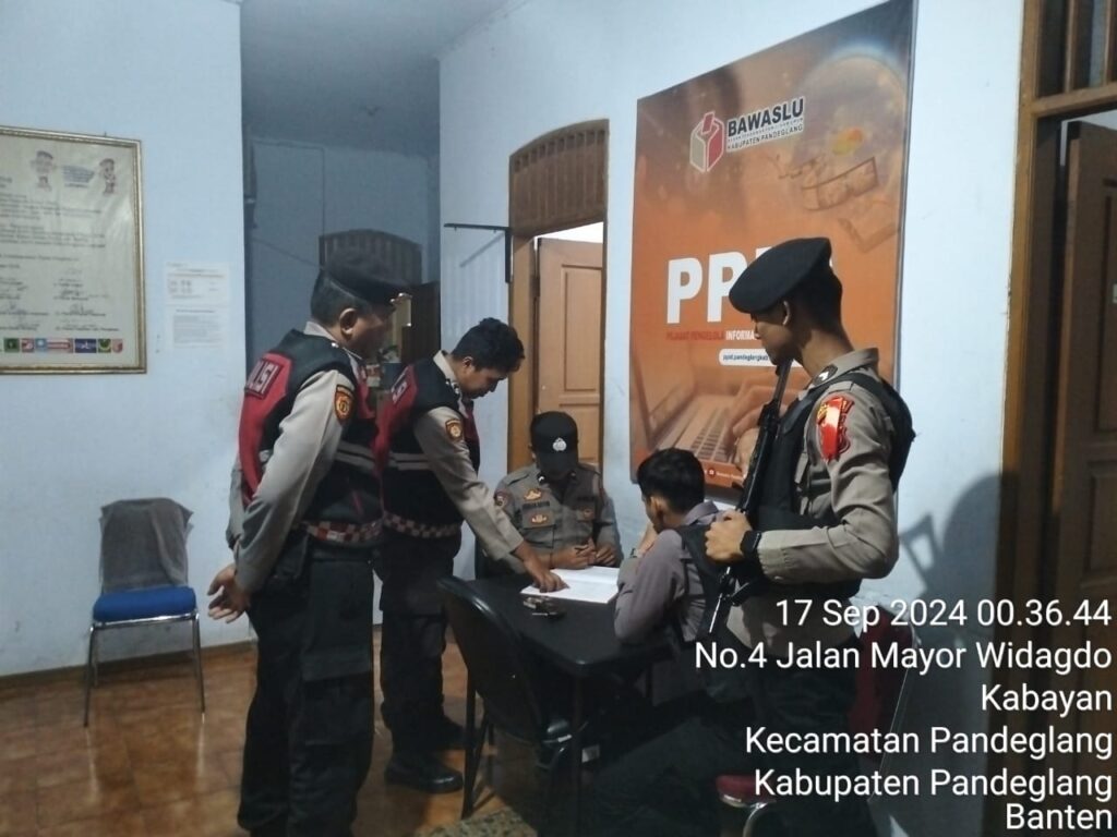 Sat Samapta Polres Pandeglang Cek Kehadiran Personil Pengamanan di Kantor Bawaslu Kabupaten Pandeglang 9 WhatsApp Image 2024 09 17 at 05.06.35