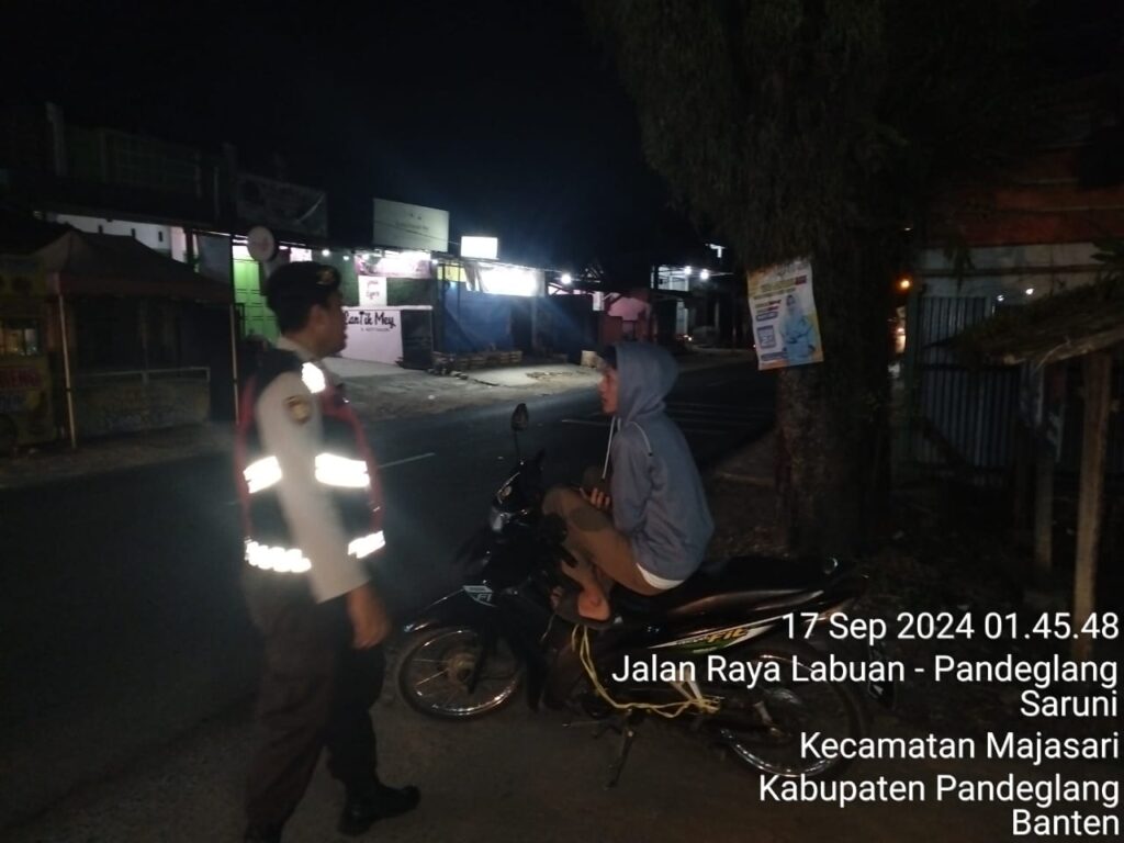 Sat Samapta Polres Pandeglang Sambangi Tukang Ojek di Perempatan Mengger pada Malam Hari 5 WhatsApp Image 2024 09 17 at 05.06.38