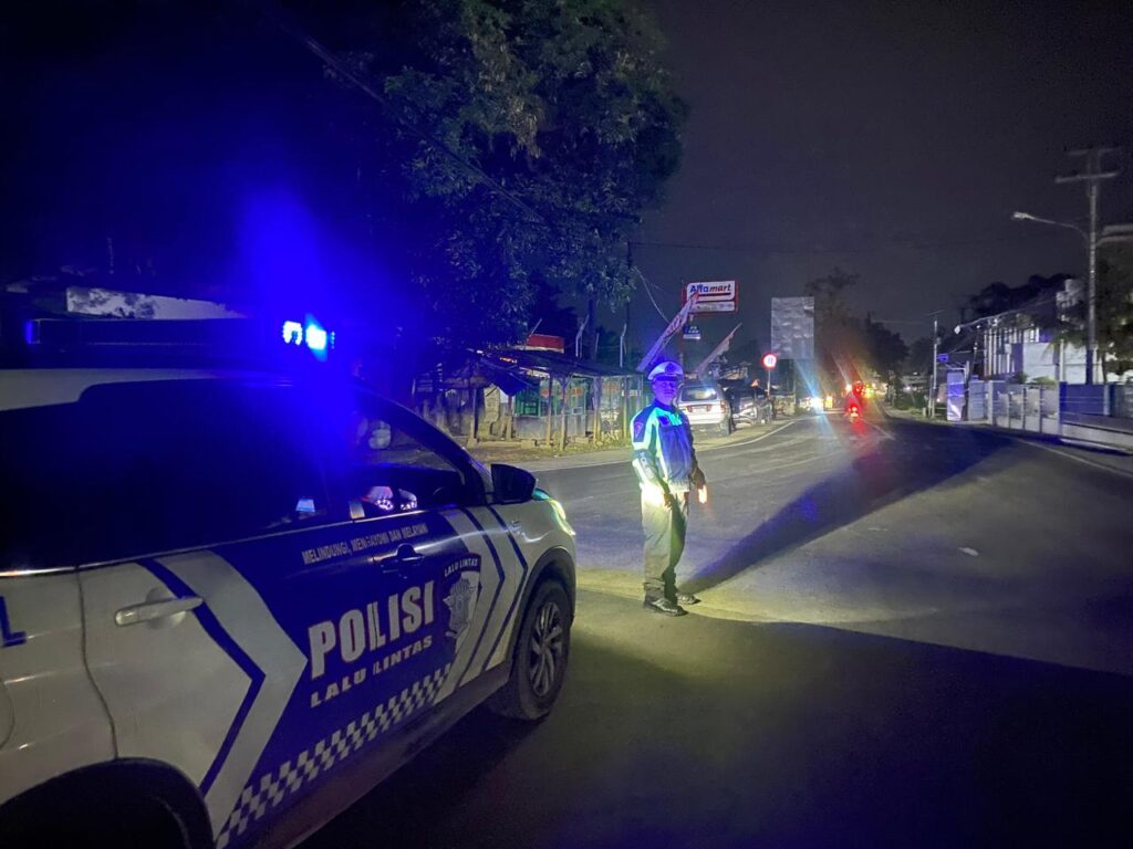 Satlantas Polres Pandeglang Gelar Blue Light Patrol di Perempatan Kadubanen untuk Cegah Kejahatan Jalanan 10 WhatsApp Image 2025 02 11 at 06.55.48