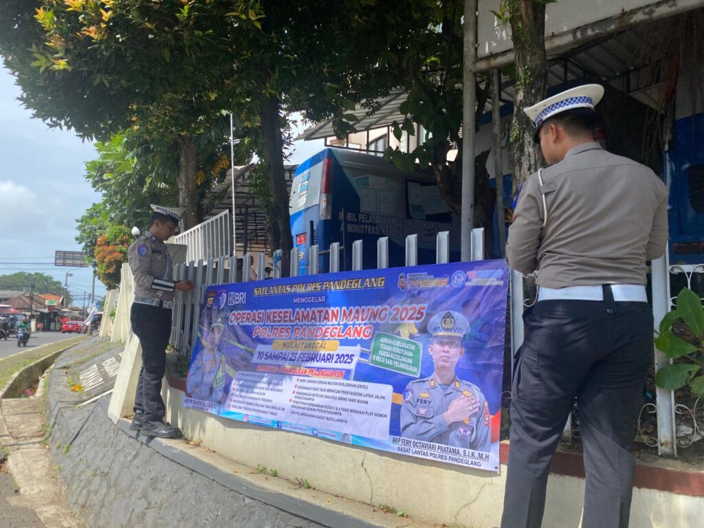Satlantas Polres Pandeglang Pasang Spanduk Himbauan Keselamatan di Sejumlah Titik 9 WhatsApp Image 2025 02 15 at 07.22.28