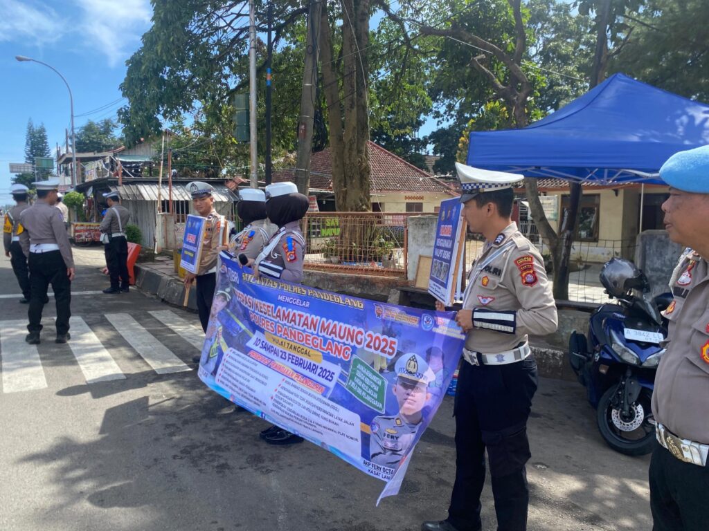 Satlantas Polres Pandeglang Sosialisasikan Operasi Keselamatan kepada Tukang Ojek Pengkolan 3 WhatsApp Image 2025 02 15 at 07.22.31 1