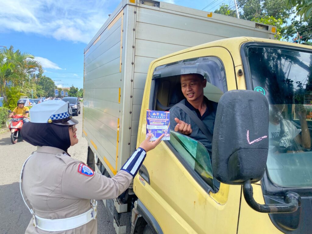 Satlantas Polres Pandeglang Gelar Hari ke-6 Operasi Keselamatan di Gardu Tanjak, Beri Himbauan dan Bagikan Brosur 10 WhatsApp Image 2025 02 15 at 07.22.31