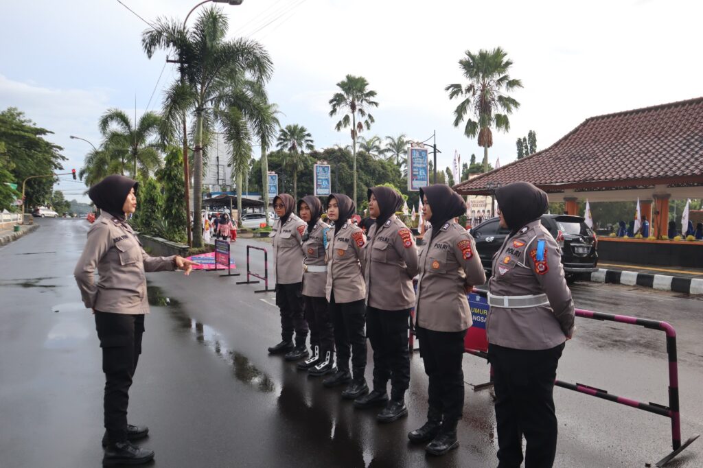 Polwan Polres Pandeglang Hadir di Car Free Day, Berikan Rasa Aman bagi Masyarakat 8 WhatsApp Image 2025 02 16 at 08.34.22