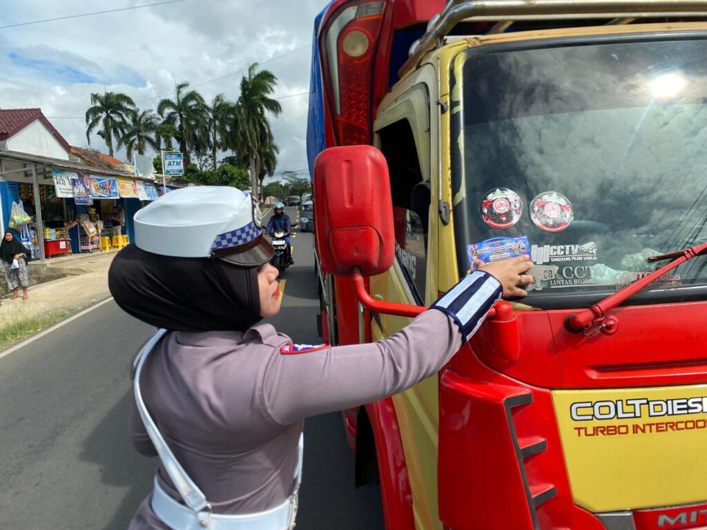 Satlantas Polres Pandeglang Bagikan Stiker Keselamatan Berkendara dalam Operasi Keselamatan 2025 6 WhatsApp Image 2025 02 16 at 11.23.31