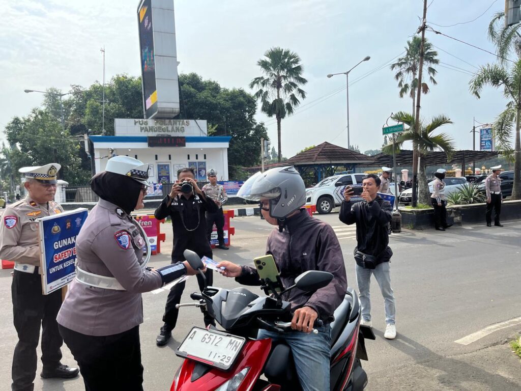 Satlantas Polres Pandeglang Bagikan Brosur dan Stiker Keselamatan kepada Pengendara 4 WhatsApp Image 2025 02 17 at 09.39.51