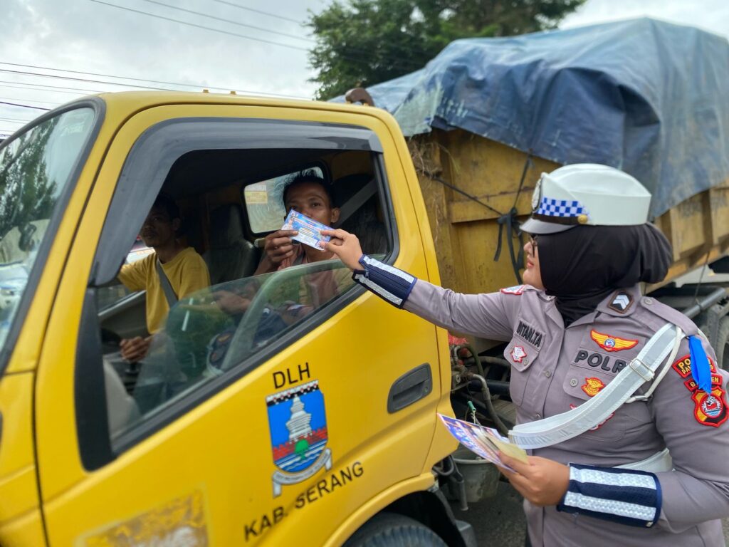 Satlantas Polres Pandeglang Bagikan Brosur Keselamatan Berkendara di Terminal Kadubanen 1 WhatsApp Image 2025 02 18 at 10.21.56 1