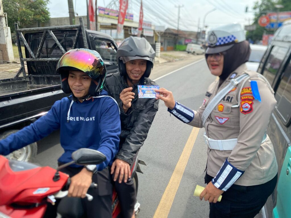 Unit Kamsel Satlantas Polres Pandeglang Ajak Pengendara Tertib Lalu Lintas di Persimpangan Cipacung 6 WhatsApp Image 2025 02 20 at 11.33.09