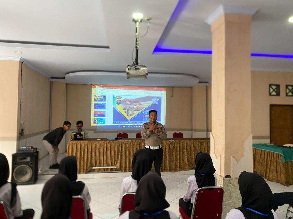 Unit Kamsel Satlantas Polres Pandeglang Gelar Police Goes to School di SMK PGRI Pandeglang 5 WhatsApp Image 2025 02 21 at 08.45.27