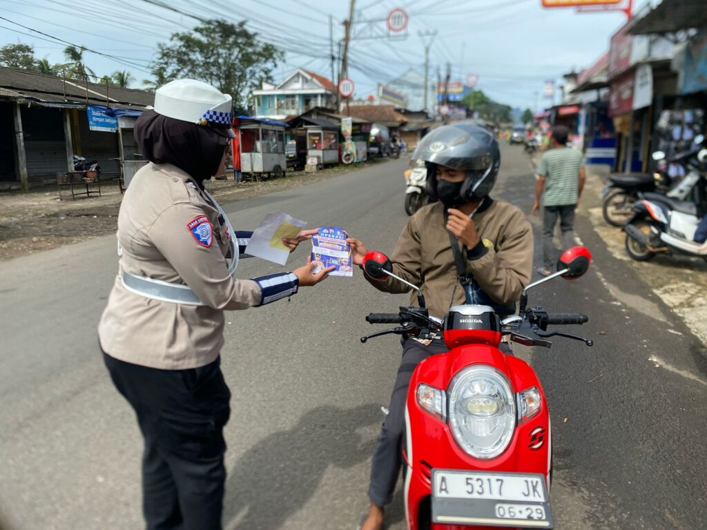 Satlantas Polres Pandeglang Bagikan Stiker dan Brosur Keselamatan Berkendara di Persimpangan Mengger 3 WhatsApp Image 2025 02 21 at 09.10.05