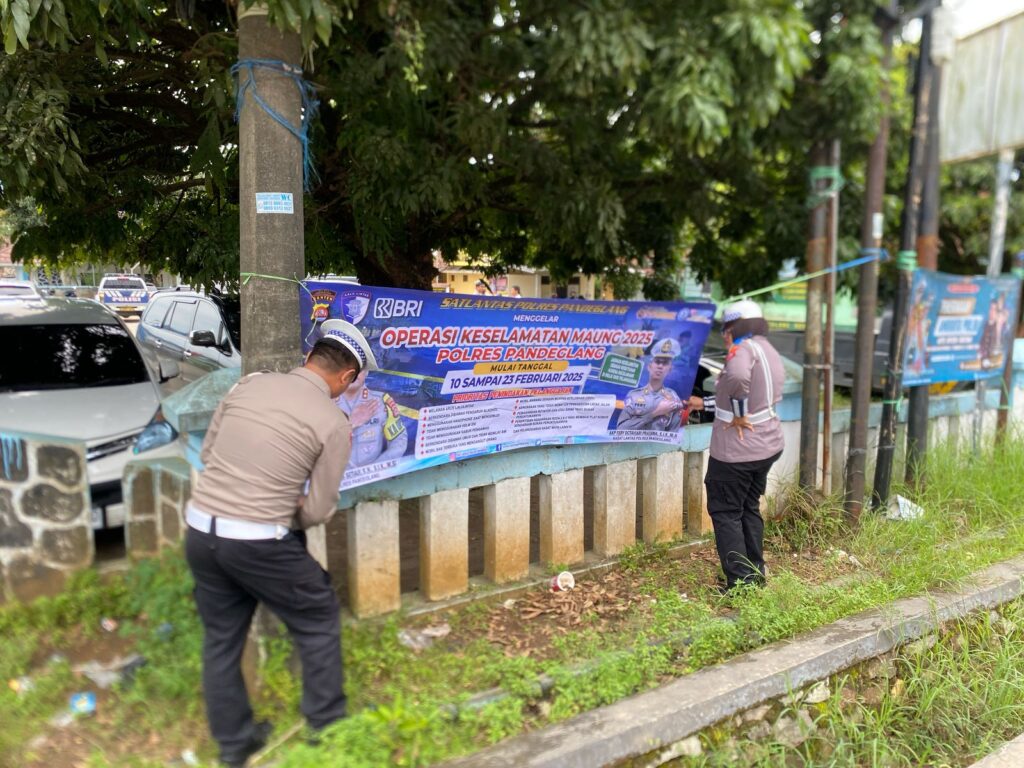 Satlantas Polres Pandeglang Gelar Operasi Keselamatan di Cimanuk, Berikan Edukasi Tertib Berkendara 1 WhatsApp Image 2025 02 22 at 08.56.00