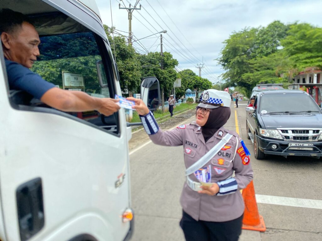 Satlantas Polres Pandeglang Bagikan Stiker dan Brosur Keselamatan Berkendara di Operasi Keselamatan 2025 10 WhatsApp Image 2025 02 22 at 08.56.01