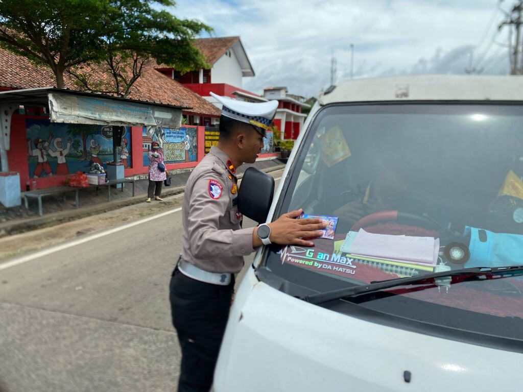 Satlantas Polres Pandeglang Tertibkan Kendaraan Bak Terbuka Angkut Penumpang dalam Operasi Keselamatan di Cimanuk 9 WhatsApp Image 2025 02 22 at 08.56.03